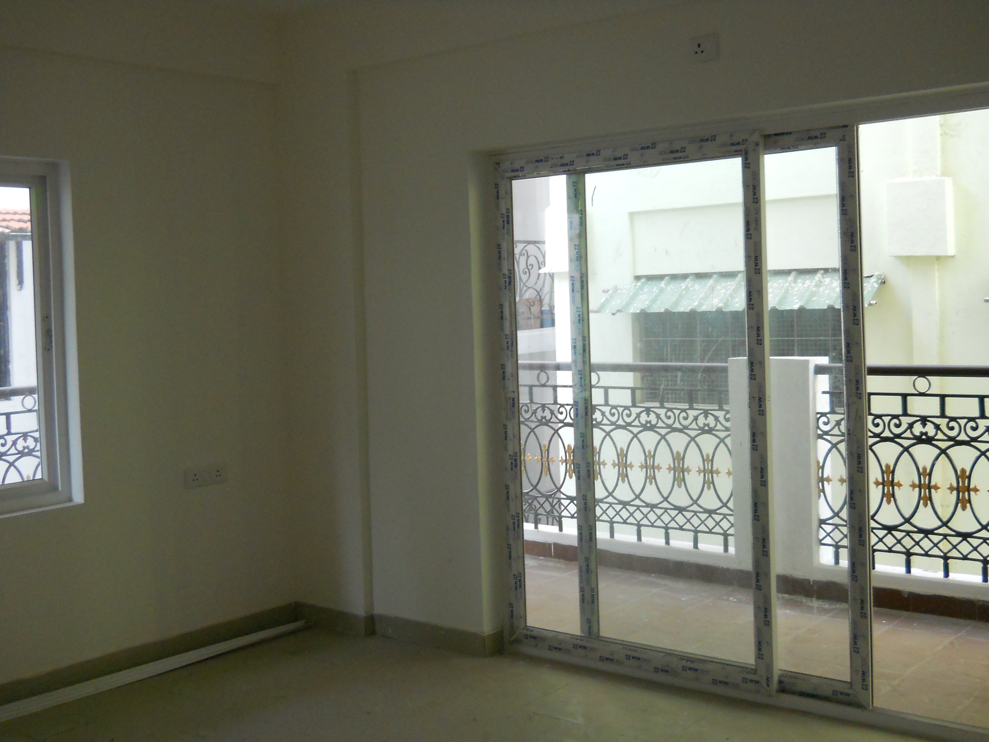 BENSON TOWN: Exclusive 3 bedrooms flat for sale